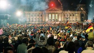 04 hunderttausende feiern in berlin die deutsche deutsche wiedervereinigung hoehepunkt der feierlichkeiten ist ein feuerwerk ueber dem reichstag